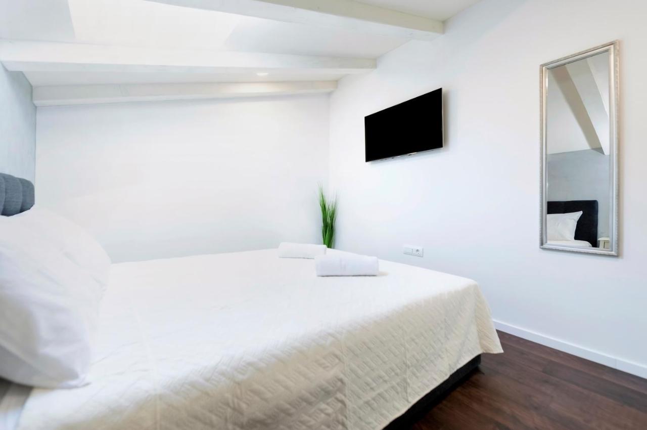 Deluxe Apartments A&A - 2 ロヴィニ エクステリア 写真
